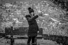 Довольно предназначенная для подростков девушка в снеге, selfie взятий с телефоном, черно-белым стоковые изображения Довольно предназначенная для подростков девушка в снеге, selfie взятий с телефоном, черно-белым стоковые изображения