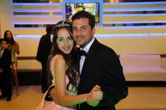 Довольно предназначенная для подростков девушка дня рождения quinceanera празднуя в партии пинка платья принцессы, специальном то стоковые изображения rf Довольно предназначенная для подростков девушка дня рождения quinceanera празднуя в партии пинка платья принцессы, специальном то стоковые изображения rf