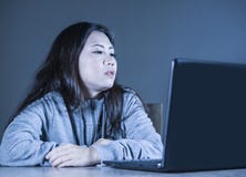 Довольно унылая азиатская корейская женщина студента изучая с портативным компьютером в стрессе для чувства экзамена пробуренного стоковая фотография rf Довольно унылая азиатская корейская женщина студента изучая с портативным компьютером в стрессе для чувства экзамена пробуренного стоковая фотография rf