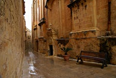 Дождливый день на старой узкой улице в Mdina - молчаливом городе Стоковые Изображения RF Дождливый день на старой узкой улице в Mdina - молчаливом городе Стоковые Изображения RF