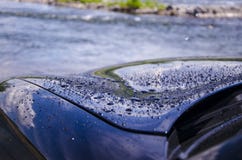 Дождевые капли или капельки воды на поверхности автомобиля стоковая фотография Дождевые капли или капельки воды на поверхности автомобиля стоковая фотография