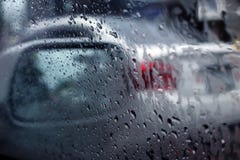 Дождевые капли на окне автомобиля стоковая фотография Дождевые капли на окне автомобиля стоковая фотография