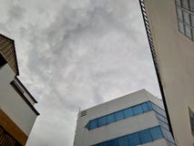 Дождевые облака между зданиями стоковое фото rf Дождевые облака между зданиями стоковое фото rf