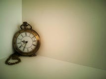 Дозор носит античную сумку помещенную на белой предпосылке It' антиквариат s стоковые изображения Дозор носит античную сумку помещенную на белой предпосылке It' антиквариат s стоковые изображения