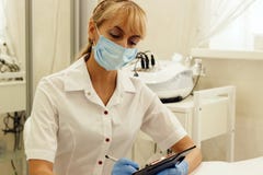 Доктор в белом пальто пишет результаты обзора Доктор стоковые фото Доктор в белом пальто пишет результаты обзора Доктор стоковые фото