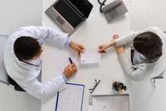 Доктор давая рецепт к пациенту на больнице стоковая фотография Доктор давая рецепт к пациенту на больнице стоковая фотография