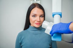 Доктор дантиста делая девушку зубоврачебных зубов обработки терпеливую в зубоврачебном офисе стоковое фото Доктор дантиста делая девушку зубоврачебных зубов обработки терпеливую в зубоврачебном офисе стоковое фото