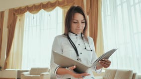 Доктор девушки идя в больницу с документами стоковое изображение Доктор девушки идя в больницу с документами стоковое изображение