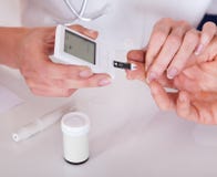 Доктор испытывая уровень глюкозы пациентов стоковые фото Доктор испытывая уровень глюкозы пациентов стоковые фото