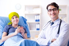 Доктор онкологического больного посещая для медицинской консультации в clini стоковая фотография Доктор онкологического больного посещая для медицинской консультации в clini стоковая фотография