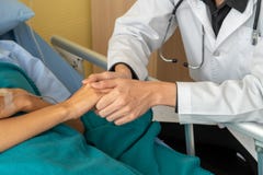 Доктор позаботился о руки пациента осторожно Для поощрения и надежды стоковое изображение rf Доктор позаботился о руки пациента осторожно Для поощрения и надежды стоковое изображение rf