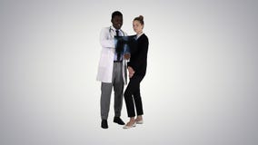 Доктор показывает терпеливый рентген грудной клетки на предпосылке градиента стоковое изображение rf Доктор показывает терпеливый рентген грудной клетки на предпосылке градиента стоковое изображение rf