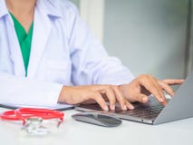 Доктор работая с портативным компьютером в ее офисе Здравоохранение a стоковое фото Доктор работая с портативным компьютером в ее офисе Здравоохранение a стоковое фото