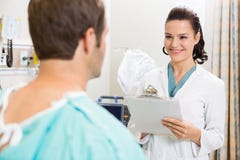 Доктор С Доска сзажимом для бумаги Examining Пациент медицинский стоковые фото Доктор С Доска сзажимом для бумаги Examining Пациент медицинский стоковые фото