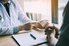 Доктор советуя с к пациенту и говоря о медицине стоковые фото Доктор советуя с к пациенту и говоря о медицине стоковые фото
