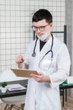 Доктор хирурга с планшетом в офисе больницы Медицинское обслуживание штата и доктора здравоохранения стоковая фотография Доктор хирурга с планшетом в офисе больницы Медицинское обслуживание штата и доктора здравоохранения стоковая фотография