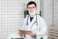 Доктор хирурга с планшетом в офисе больницы Медицинское обслуживание штата и доктора здравоохранения стоковые изображения rf Доктор хирурга с планшетом в офисе больницы Медицинское обслуживание штата и доктора здравоохранения стоковые изображения rf