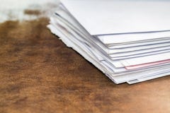 Документы и конверты на таблице офиса стоковые фотографии rf Документы и конверты на таблице офиса стоковые фотографии rf