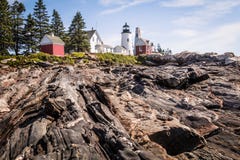 Дом ` s маяка и Keepper пункта Pemaquid на драматическом скалистом побережье стоковые фотографии rf Дом ` s маяка и Keepper пункта Pemaquid на драматическом скалистом побережье стоковые фотографии rf