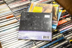 Дом 2008 безопасной поездки альбома CD дидоны на дисплее для продажи, известных английских певице и песеннике стоковые изображения rf Дом 2008 безопасной поездки альбома CD дидоны на дисплее для продажи, известных английских певице и песеннике стоковые изображения rf