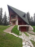 Дом горы красивый на холме расположен в лесе рядом с озером стоковое изображение rf Дом горы красивый на холме расположен в лесе рядом с озером стоковое изображение rf