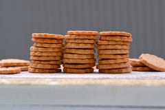 Дом испек selfmade печенья обслуживания собаки штабелированные в ряд стоковые фото Дом испек selfmade печенья обслуживания собаки штабелированные в ряд стоковые фото