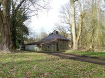 Дом насоса, имущество дома Chorleywood, Хартфордшир Построенный над каналом от шахмат реки в 1826 стоковое изображение Дом насоса, имущество дома Chorleywood, Хартфордшир Построенный над каналом от шахмат реки в 1826 стоковое изображение