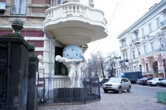 Дом с Atlantes в Одессе Украине Балкон памятника поддерживая угловой Построенный в 1899 год стоковое фото Дом с Atlantes в Одессе Украине Балкон памятника поддерживая угловой Построенный в 1899 год стоковое фото
