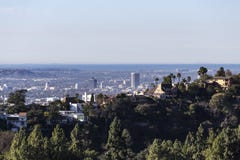 Дома Hollywood Hills с взглядом Тихого океана стоковые фотографии rf Дома Hollywood Hills с взглядом Тихого океана стоковые фотографии rf