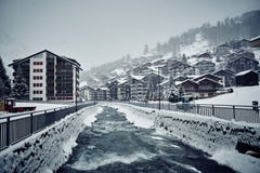 Дома Zermatt зимы и река стоковое изображение rf Дома Zermatt зимы и река стоковое изображение rf