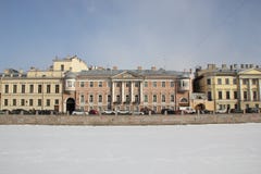 Дома на обваловке Fontanka в зиме в Санкт-Петербурге, России стоковое изображение Дома на обваловке Fontanka в зиме в Санкт-Петербурге, России стоковое изображение
