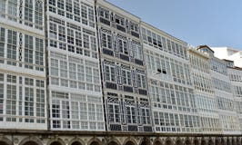 Дома с белыми деревянными галереями Детали фасада Ла Coruna, Испания стоковые изображения rf Дома с белыми деревянными галереями Детали фасада Ла Coruna, Испания стоковые изображения rf
