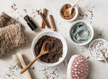 Домашние продукты анти--целлюлита - кофе scrub, косметическая глина, необходимое оранжевое масло, massager анти--целлюлита руки, стоковое изображение Домашние продукты анти--целлюлита - кофе scrub, косметическая глина, необходимое оранжевое масло, massager анти--целлюлита руки, стоковое изображение
