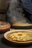 Домашняя кухня Варить блинчики для Shrovetide Человек в голубой рисберме печет блинчики стоковые фотографии rf Домашняя кухня Варить блинчики для Shrovetide Человек в голубой рисберме печет блинчики стоковые фотографии rf