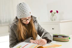 Домашняя работа подростковой возраста девушки идя в трудном состоянии - топление не работает во время зимнего времени стоковое изображение Домашняя работа подростковой возраста девушки идя в трудном состоянии - топление не работает во время зимнего времени стоковое изображение