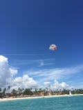 Доминиканская Республика Parasail пляжа стоковое изображение Доминиканская Республика Parasail пляжа стоковое изображение