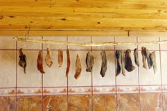 Домодельная spiced высушенная смертная казнь через повешение мяса на деревянной штанге стоковые фотографии rf Домодельная spiced высушенная смертная казнь через повешение мяса на деревянной штанге стоковые фотографии rf