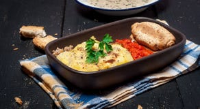 Домодельное Moussaka служило с хлебом густого супа гриба и чатнями (восточно-европейская кухня) стоковое изображение rf Домодельное Moussaka служило с хлебом густого супа гриба и чатнями (восточно-европейская кухня) стоковое изображение rf