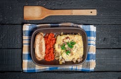 Домодельное Moussaka служило с хлебом и чатнями (восточно-европейская кухня) стоковое фото rf Домодельное Moussaka служило с хлебом и чатнями (восточно-европейская кухня) стоковое фото rf