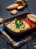 Домодельное Moussaka служило с хлебом и чатнями (восточно-европейская кухня) стоковые фотографии rf Домодельное Moussaka служило с хлебом и чатнями (восточно-европейская кухня) стоковые фотографии rf