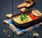 Домодельное Moussaka служило с хлебом и чатнями (восточно-европейская кухня) стоковое фото rf Домодельное Moussaka служило с хлебом и чатнями (восточно-европейская кухня) стоковое фото rf