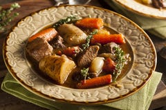 Домодельное ирландское тушёное мясо говядины стоковые изображения Домодельное ирландское тушёное мясо говядины стоковые изображения