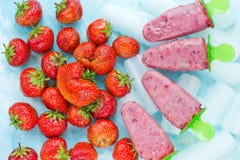 Домодельные popsicles югурта клубники, освежая bac еды лета стоковое фото rf Домодельные popsicles югурта клубники, освежая bac еды лета стоковое фото rf