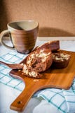 Домодельные очень вкусные свежие шоколад и торт миндалин Стоковое Фото Домодельные очень вкусные свежие шоколад и торт миндалин Стоковое Фото