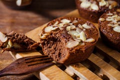 Домодельные очень вкусные свежие шоколад и торт миндалин Стоковое фото RF Домодельные очень вкусные свежие шоколад и торт миндалин Стоковое фото RF