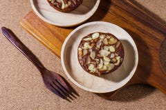 Домодельные очень вкусные свежие шоколад и торт миндалин Стоковое Изображение Домодельные очень вкусные свежие шоколад и торт миндалин Стоковое Изображение