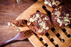 Домодельные очень вкусные свежие шоколад и торт миндалин Стоковые Фотографии RF Домодельные очень вкусные свежие шоколад и торт миндалин Стоковые Фотографии RF