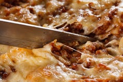 Домодельные сваренные макаронные изделия с мясом, сыром и томатом стоковые изображения rf Домодельные сваренные макаронные изделия с мясом, сыром и томатом стоковые изображения rf