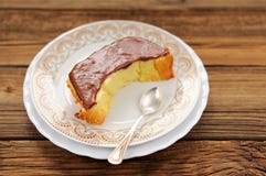 Домодельный oldfashioned пирог с замороженностью chololate и ложкой чая дальше Стоковая Фотография RF Домодельный oldfashioned пирог с замороженностью chololate и ложкой чая дальше Стоковая Фотография RF