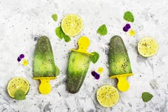 Домодельный вегетарианский сок пипермента цитруса плодоовощ popsicle мороженого с семенами chia украшен с съестными цветками стоковая фотография rf Домодельный вегетарианский сок пипермента цитруса плодоовощ popsicle мороженого с семенами chia украшен с съестными цветками стоковая фотография rf